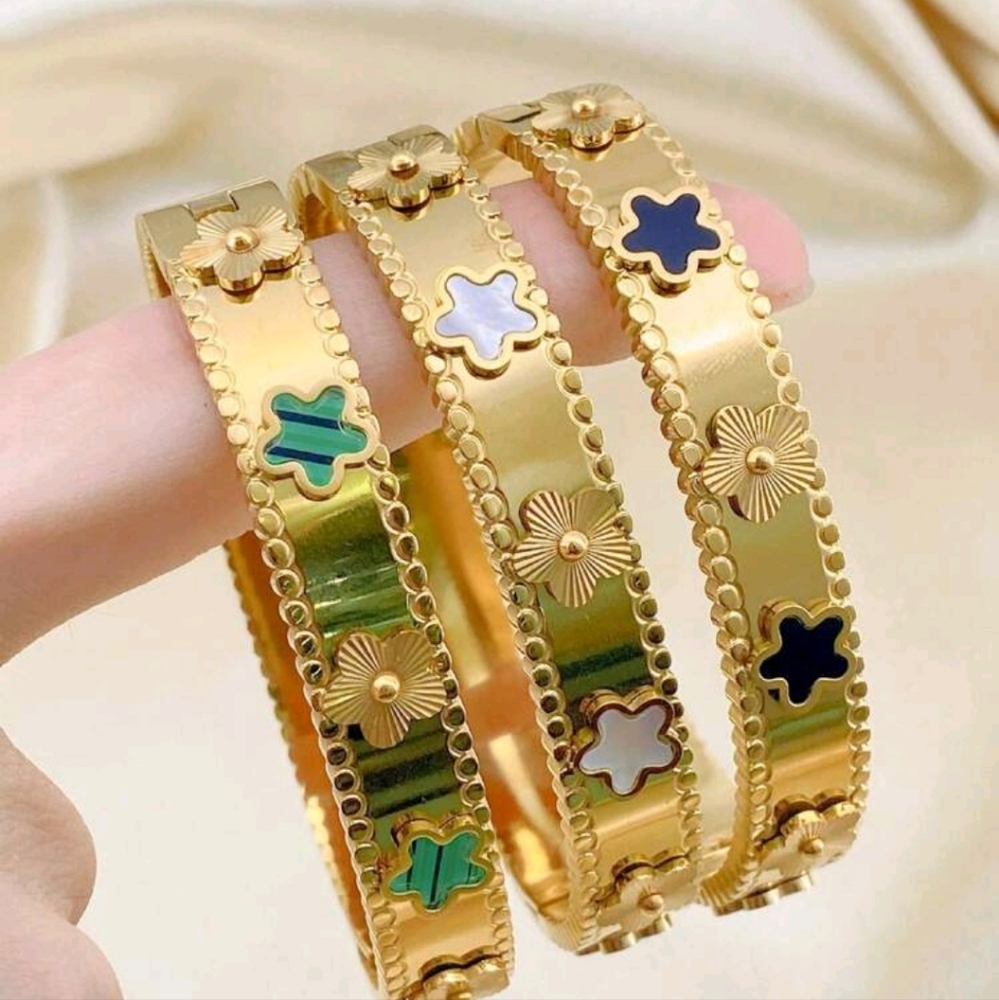 1 piece Colorful Five-pointed Star Design Women's Wide Cuff Bracelet  Golden
